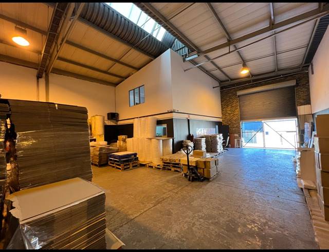 252M² WAREHOUSE TO LET IN LASER PARK